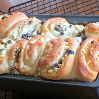 Feta and Olive Pull-Apart Bread